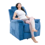 Sillón masajeador Theralift color blueberry en posición cero gravedad con modelo demostrando función de elevación eléctrica